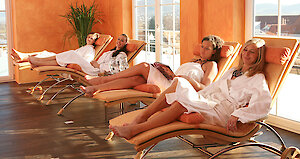 großzügiger Liegebereich - Wellnessurlaub in Bayern